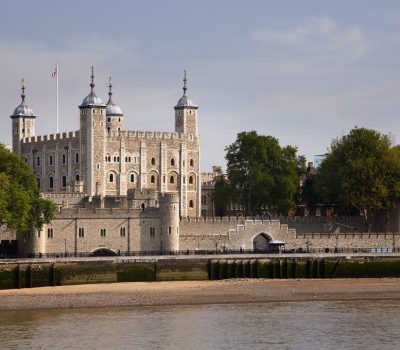 VE13438 Tower of London seen from the River Thames. Exterior view of the White Tower, built in the 11th century.